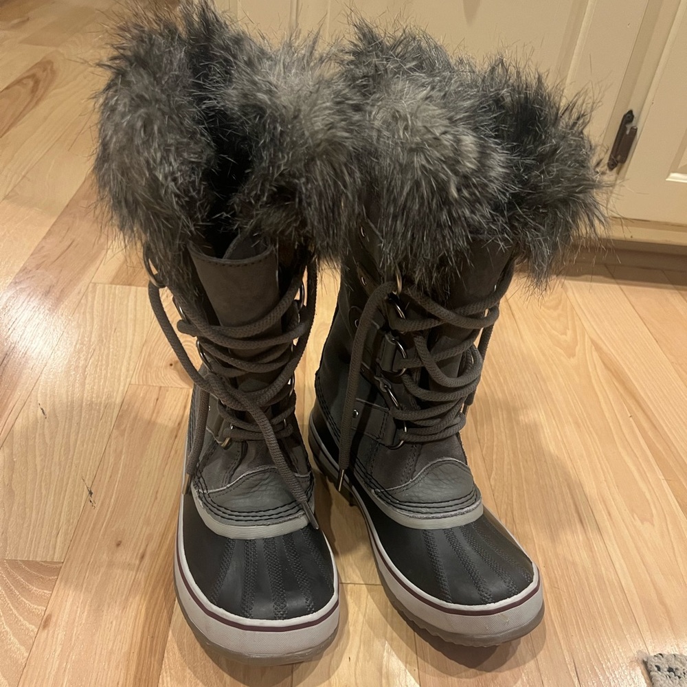 SOREL Women's Joan of Arctic Insulated Waterproof Winter Boots, size 6.